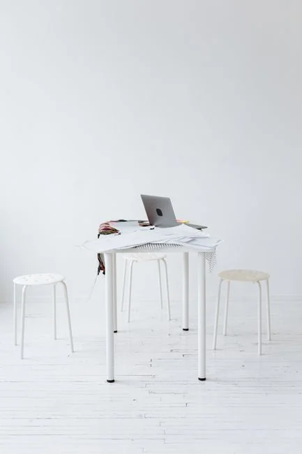 Un espace de travail contemporain mettant en scène un ordinateur portable, une tablette et des smartphones, idéal pour un usage technologique et indépendant.
